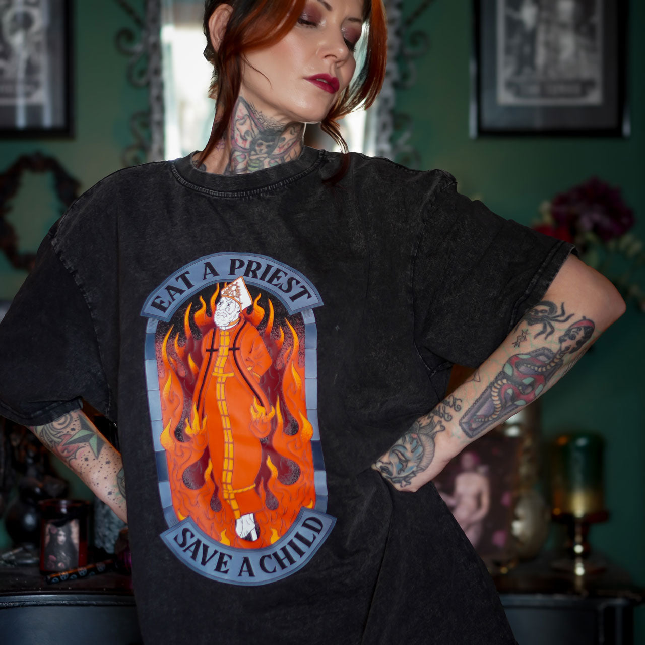 T-shirt oversize Eat a Priest Save a Child lavata con acido