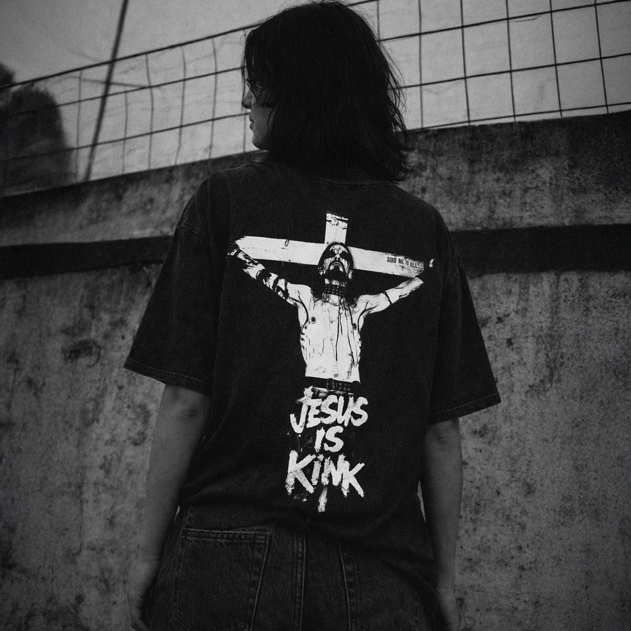 T-shirt oversize lavata con acido Send me to Hell®